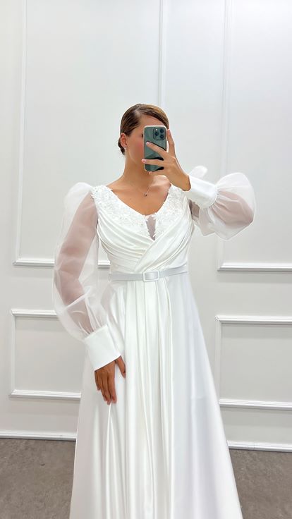 Vestido de noche de talla grande de satén con diseño bordado en el pecho y manga globo blanca