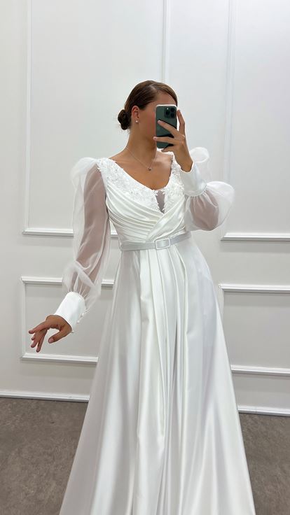 Vestido de noche de talla grande de satén con diseño bordado en el pecho y manga globo blanca