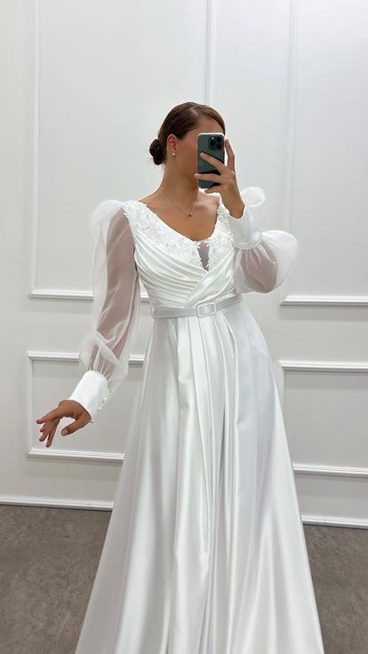 Vestido de noche de talla grande de satén con diseño bordado en el pecho y manga globo blanca