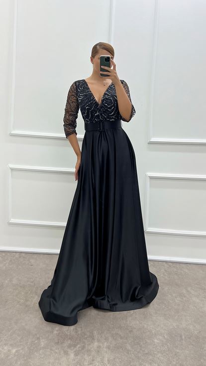 فستان سهرة أسود بتصميم فاخر من الساتان، بياقة ملفوفة وصدر مطرز، متوفر بمقاسات كبيرة