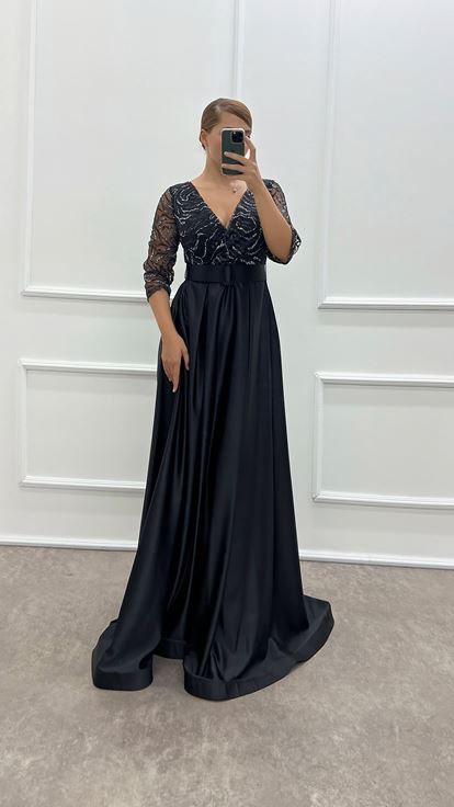 فستان سهرة أسود بتصميم فاخر من الساتان، بياقة ملفوفة وصدر مطرز، متوفر بمقاسات كبيرة