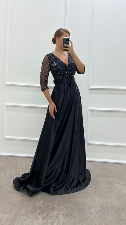 فستان سهرة أسود بتصميم فاخر من الساتان، بياقة ملفوفة وصدر مطرز، متوفر بمقاسات كبيرة