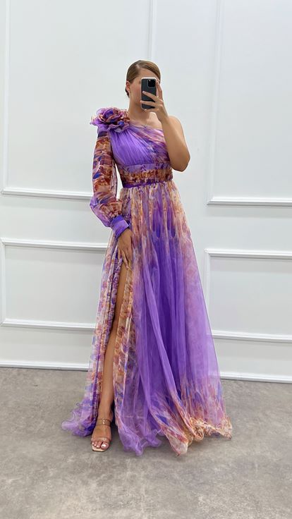 فستان أرجواني مقاس كبير بكتف واحد وأكمام وردية