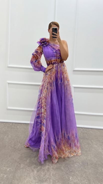 فستان أرجواني مقاس كبير بكتف واحد وأكمام وردية