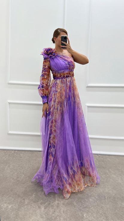 فستان أرجواني مقاس كبير بكتف واحد وأكمام وردية