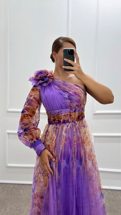 فستان أرجواني مقاس كبير بكتف واحد وأكمام وردية