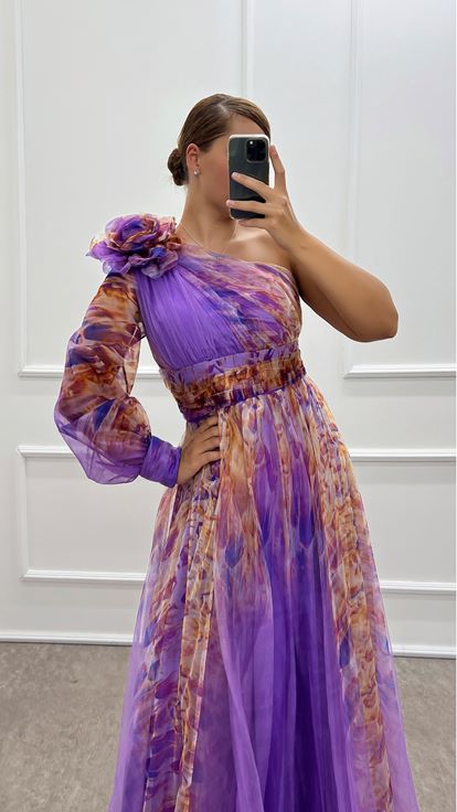 فستان أرجواني مقاس كبير بكتف واحد وأكمام وردية