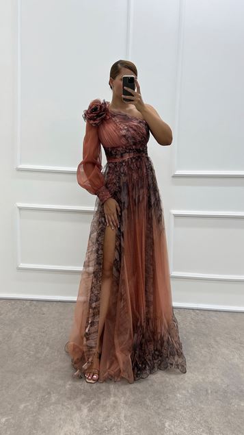 Vestido de talla grande con estampado de detalle de rosa y hombros descubiertos en polvo