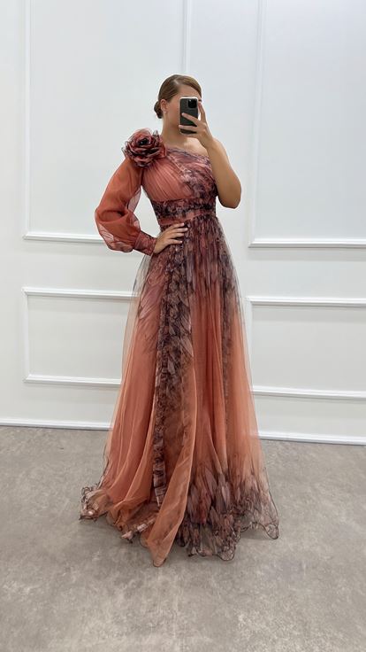 فستان مقاس كبير مزين بتفاصيل وردية وكتف واحد وكم واحد