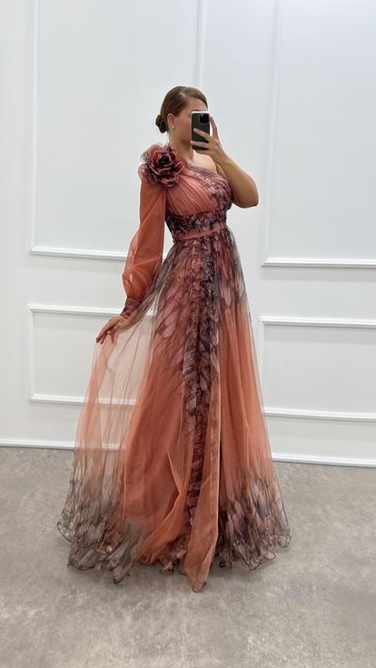 فستان مقاس كبير مزين بتفاصيل وردية وكتف واحد وكم واحد