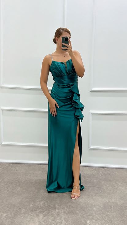 Vestido de noche de satén de diseñador  talla grande  color verde esmeralda  con tirantes y cintura con volantes 