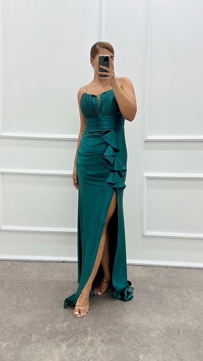 Vestido de noche de satén de diseñador  talla grande  color verde esmeralda  con tirantes y cintura con volantes 