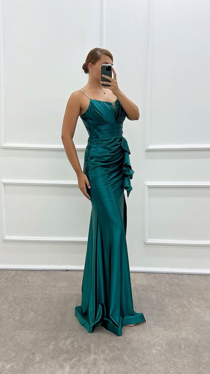 Vestido de noche de satén de diseñador  talla grande  color verde esmeralda  con tirantes y cintura con volantes 