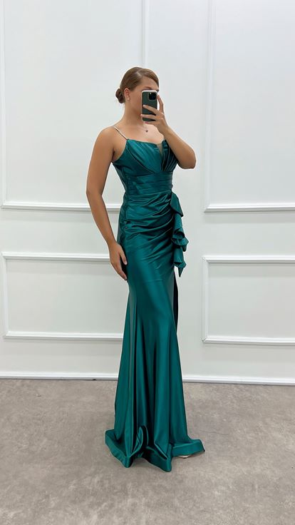 Vestido de noche de satén de diseñador  talla grande  color verde esmeralda  con tirantes y cintura con volantes 