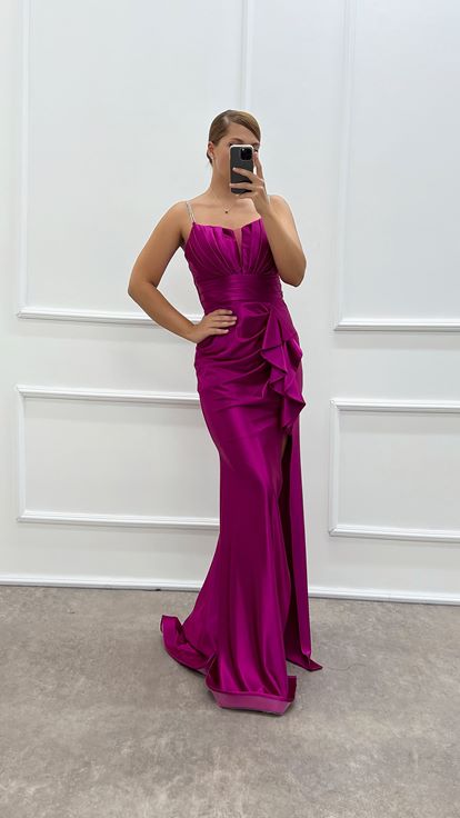 فستان سهرة من الساتان بتصميم أنيق، بلون الفوشيا، بأشرطة رفيعة وخصر مكشكش، متوفر بمقاسات كبيرة