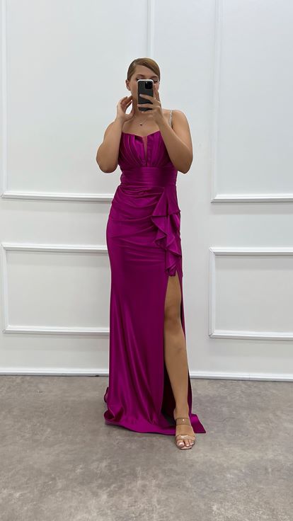 فستان سهرة من الساتان بتصميم أنيق، بلون الفوشيا، بأشرطة رفيعة وخصر مكشكش، متوفر بمقاسات كبيرة