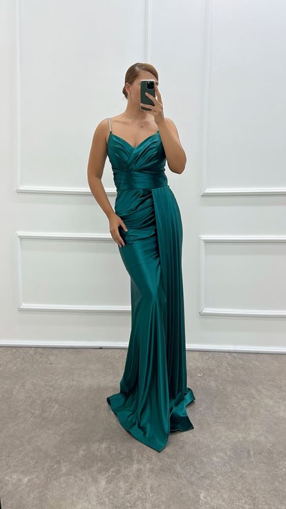 Robe de soirée en satin vert émeraude, sans bretelles, détail de la taille, grande taille