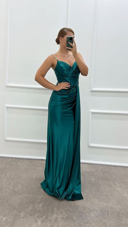 Robe de soirée en satin vert émeraude, sans bretelles, détail de la taille, grande taille