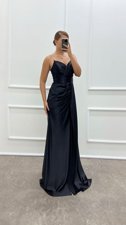 Robe de soirée en satin noir sans bretelles, détail de taille, grande taille