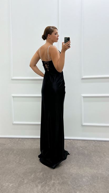 Robe de soirée en satin noir sans bretelles, détail de taille, grande taille