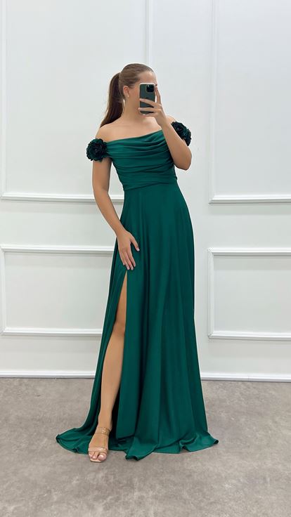Robe de soirée grande taille vert émeraude à col bateau et détail rose