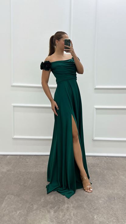 Robe de soirée grande taille vert émeraude à col bateau et détail rose