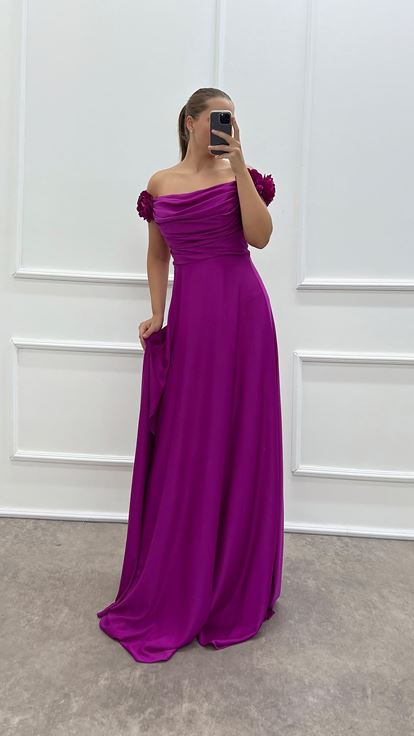Robe de soirée fuchsia à col bateau et détail rose, grande taille