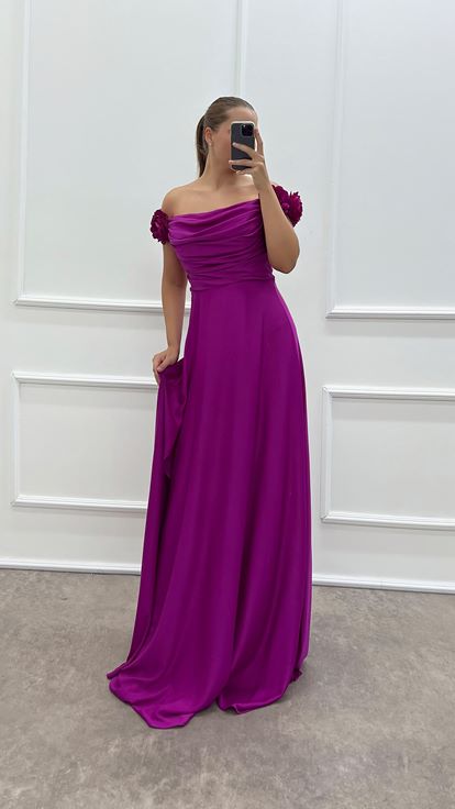 Robe de soirée fuchsia à col bateau et détail rose, grande taille