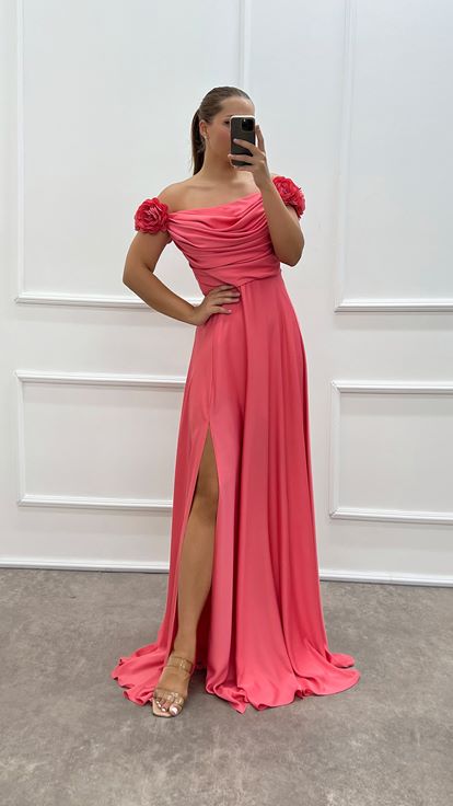 Robe de soirée rose à col bateau et détails roses, grande taille