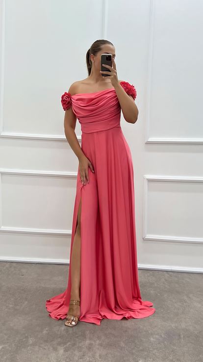 Robe de soirée rose à col bateau et détails roses, grande taille