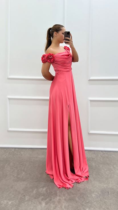 Robe de soirée rose à col bateau et détails roses, grande taille