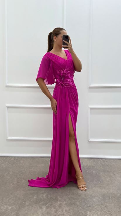 Fuchsiafarbenes Abendkleid in Übergröße mit V Ausschnitt und Rosenapplikationen