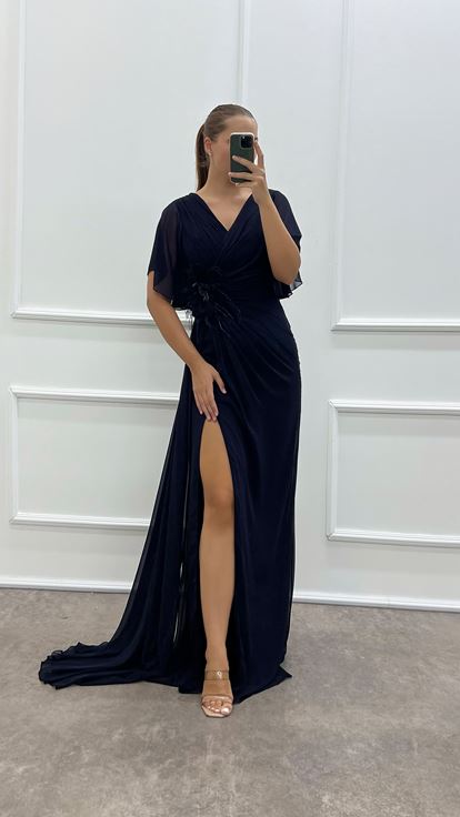 Abito da sera taglie forti con dettaglio rosa con scollo a V blu navy