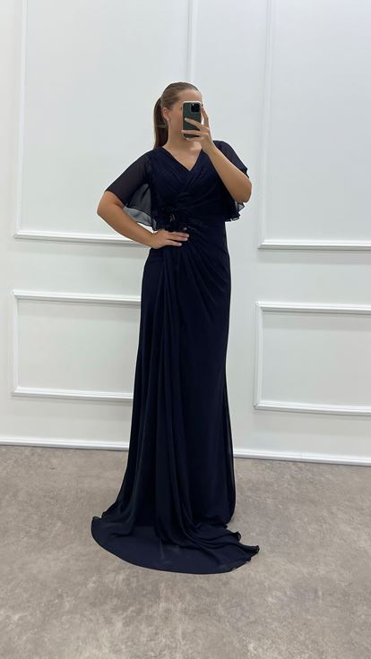 Abito da sera taglie forti con dettaglio rosa con scollo a V blu navy