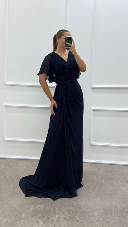 Abito da sera taglie forti con dettaglio rosa con scollo a V blu navy