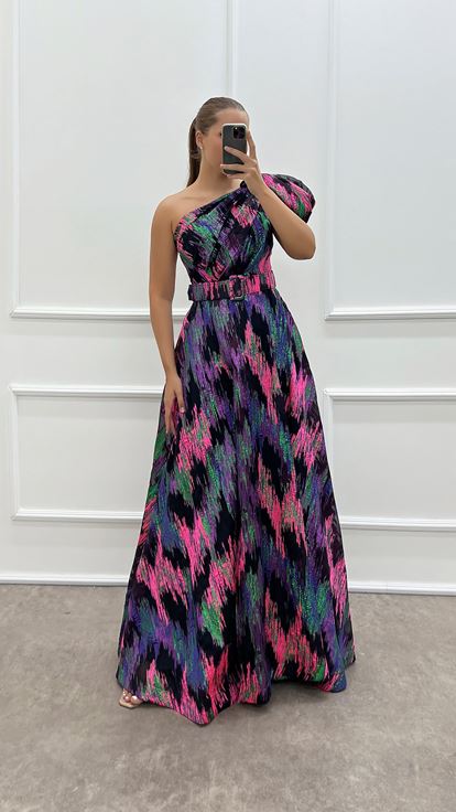 فستان سهرة فوشيا بكتف واحد وحزام، مقاسات كبيرة