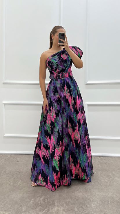 فستان سهرة فوشيا بكتف واحد وحزام، مقاسات كبيرة