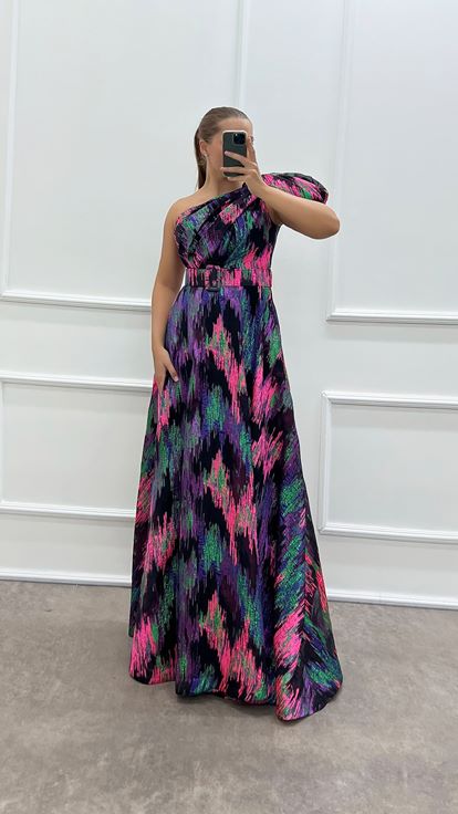 فستان سهرة فوشيا بكتف واحد وحزام، مقاسات كبيرة