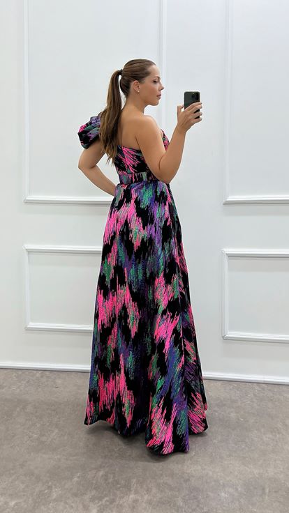 فستان سهرة فوشيا بكتف واحد وحزام، مقاسات كبيرة