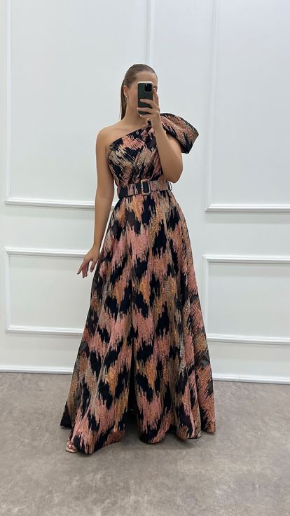 Vestido de noche rosa empolvado de talla grande con un solo hombro y cinturón