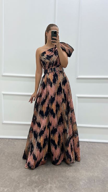 Vestido de noche rosa empolvado de talla grande con un solo hombro y cinturón