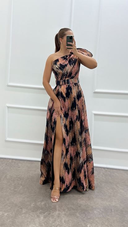 Vestido de noche rosa empolvado de talla grande con un solo hombro y cinturón