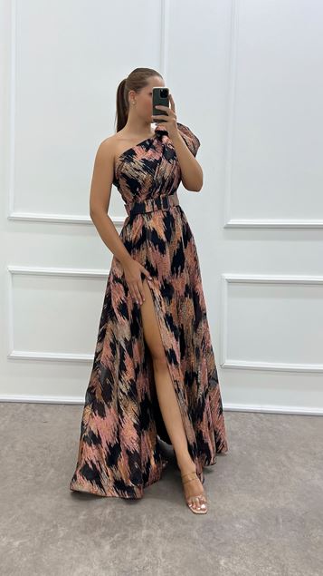 Puderfarbenes One-Shoulder-Abendkleid in Übergröße mit Gürtel