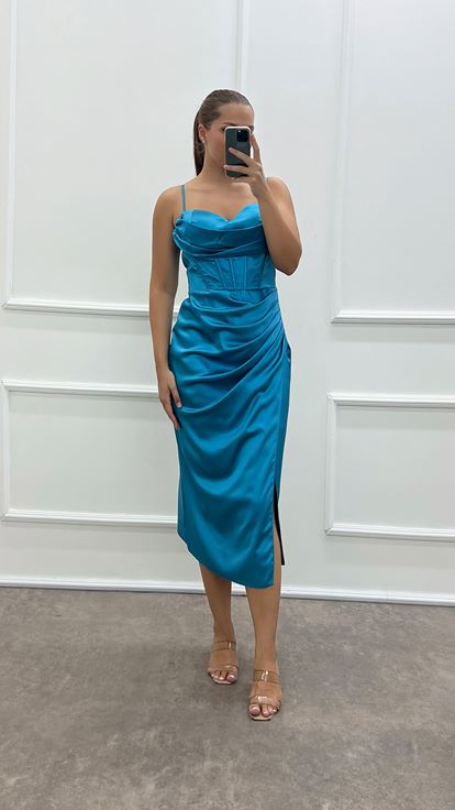 Abito da sera corto taglie forti con cinturino in corda blu con dettagli in vita