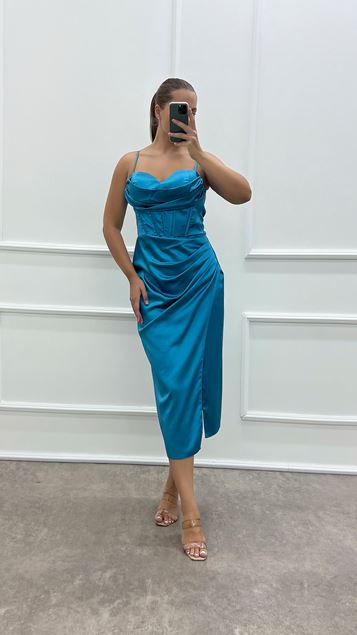 Abito da sera corto taglie forti con cinturino in corda blu con dettagli in vita