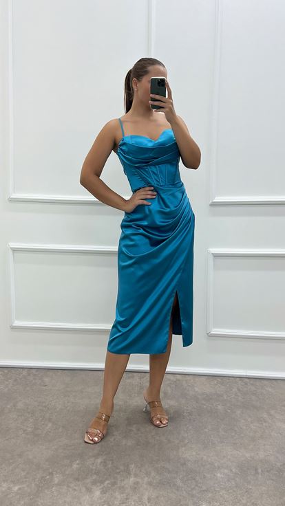 Abito da sera corto taglie forti con cinturino in corda blu con dettagli in vita