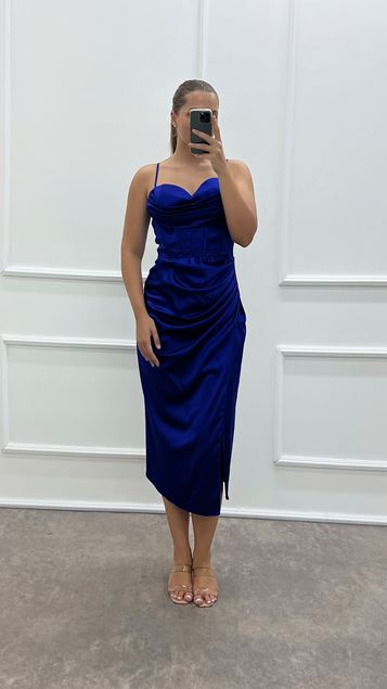 Abito da sera taglie forti in raso con dettaglio sul petto e cinturino in corda Saks