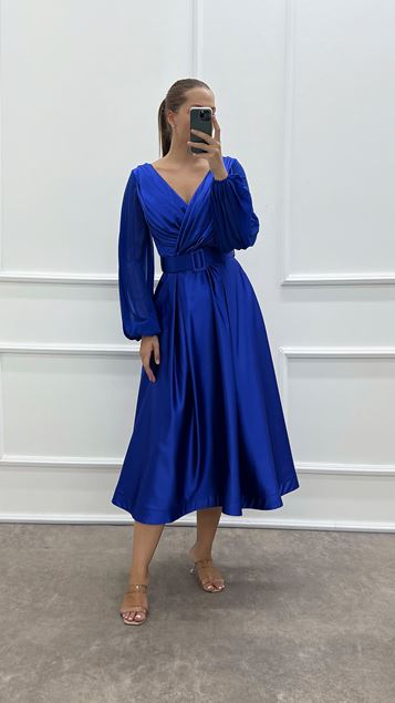 Abito in raso taglie forti con maniche a palloncino a doppio petto e design Sax