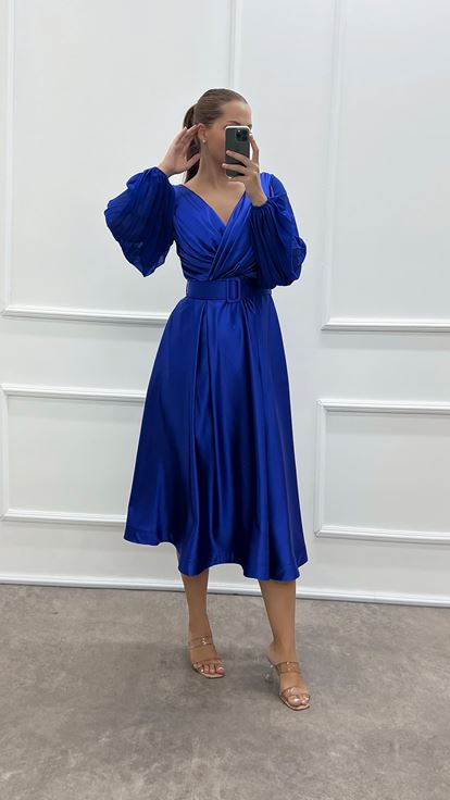 Abito in raso taglie forti con maniche a palloncino a doppio petto e design Sax