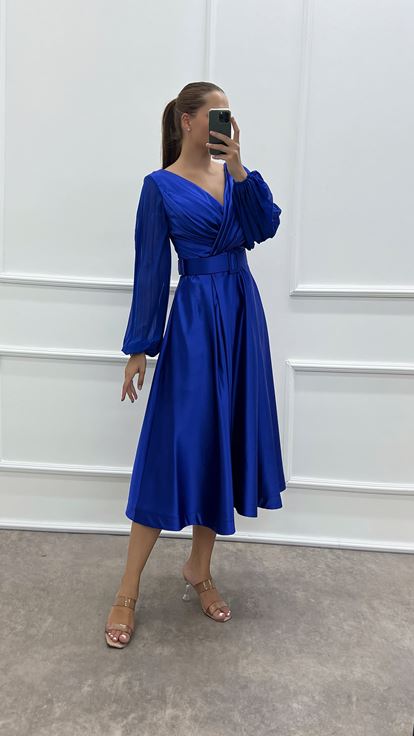 Abito in raso taglie forti con maniche a palloncino a doppio petto e design Sax